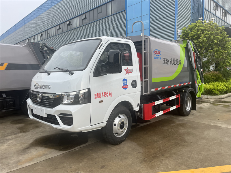 4.5方东风途逸压缩式垃圾车