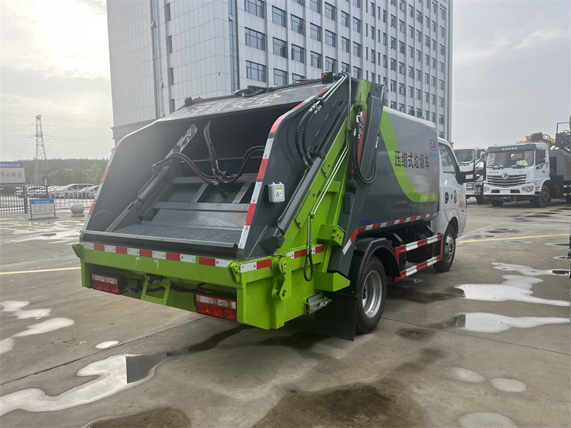 4.5方东风途逸压缩式垃圾车