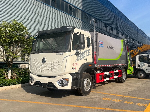 16-18方重汽豪沃压缩式垃圾车